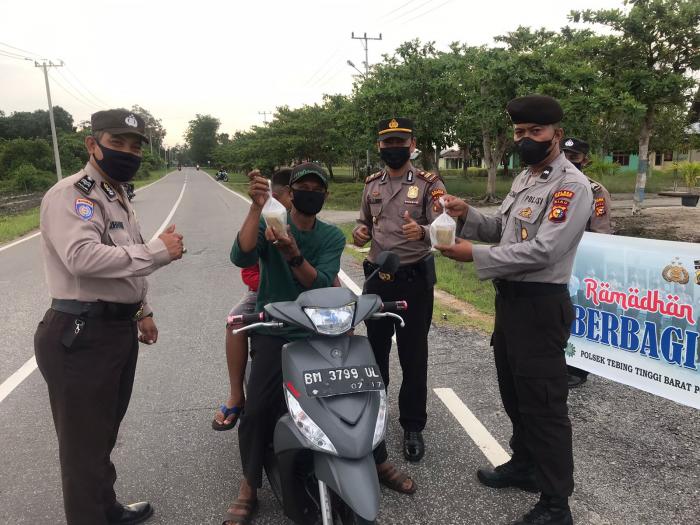 Kapolsek Tebingtinggi Barat dan Personil  Berbagi Puluhan Bungkus Takjil