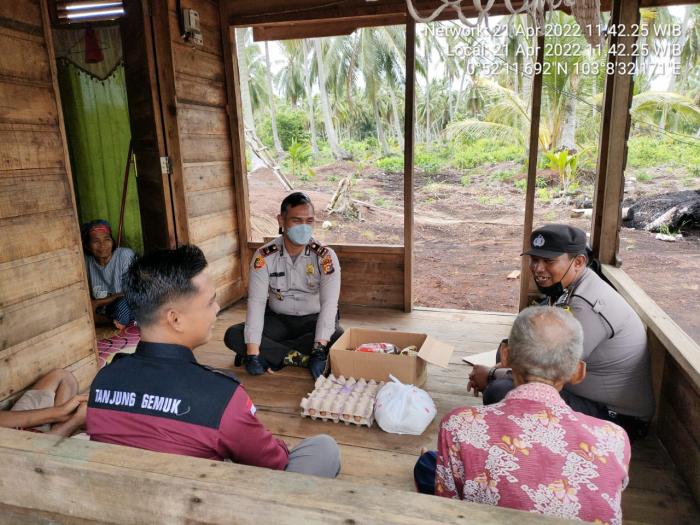 Kapolsek Rangsang Bantu Korban Rumah Terbakar di Desa Tanjung Gemuk