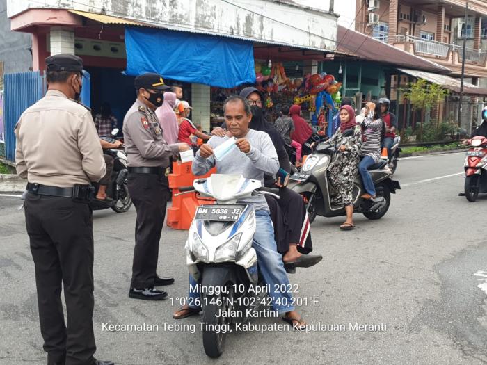 Giat Personil Polsek Tebingtinggi, Berbagi Takjil dan Masker ke Pengguna Jalan