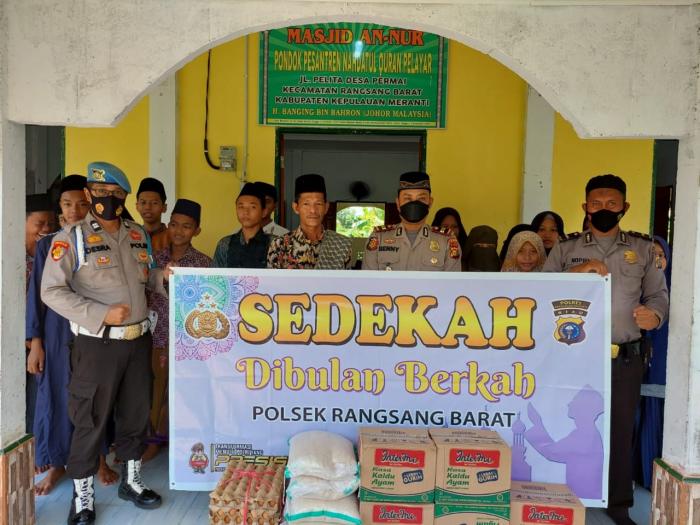 Polsek Rangsang Barat Berbagi Sedekah kepada Pondok Pesantren, Anak Yatim dan Kaum Duafa
