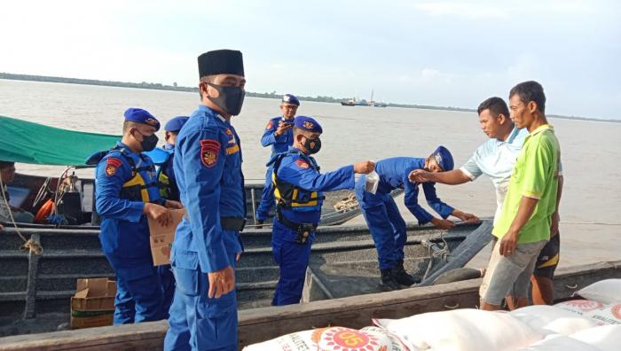 Personil Satpolairud Meranti Berbagi Takjil kepada Pelaut