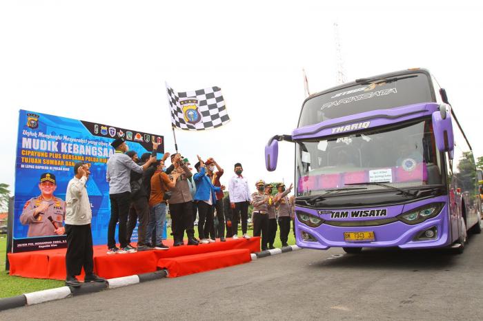 "Mudik Kebangsaan" Kolaborasi Polda Riau dan Cipayung Plus, Berangkatkan 200 Masyarakat Mudik Lebaran Gratis