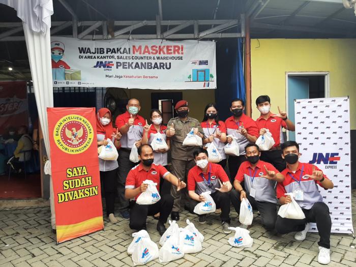 BINDA Riau Gelar Vaksin Booster bagi Ratusan Kurir Ekspedisi JNE 