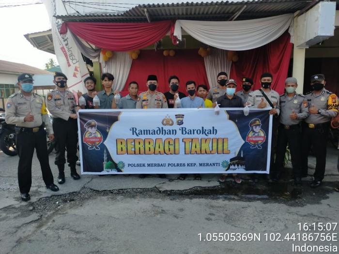Ramadhan Barokah, Polsek Merbau Berbagi Ratusan Takjil kepada Masyarakat