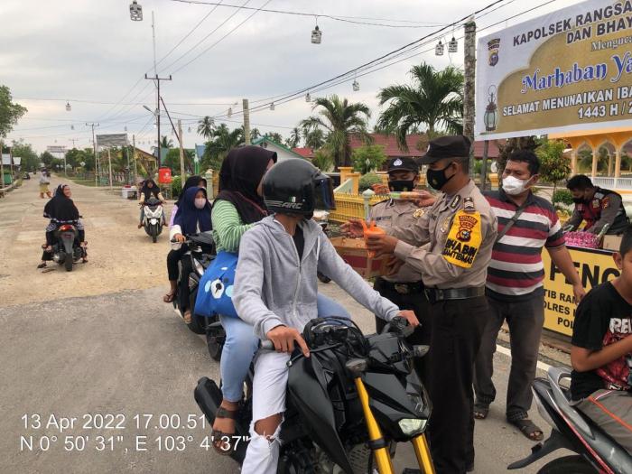 Berkah Ramadan 2022, Polsek Rangsang Berbagi Takjil