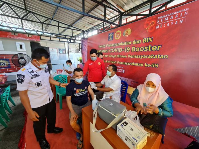 BIN Daerah Riau dan Kanwil Kemenkumhan Riau Gelar Vaksinasi bagi Warga Lapas Tembilahan dan Bagansiapiapi