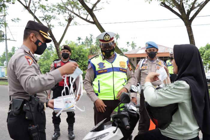 Edukasi Prokes, Personil Polres Meranti Bagikan Ratusan Masker dan Imbau Vaksinasi