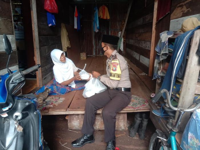 Door to door, Babinkamtibmas Sendaur Berbagi Takjil kepada Warga