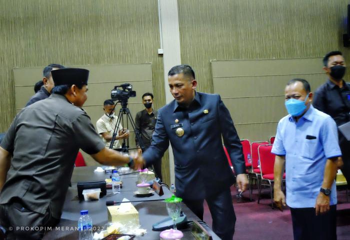 Bupati Berikan Jawaban Pandangan Fraksi di DPRD Meranti