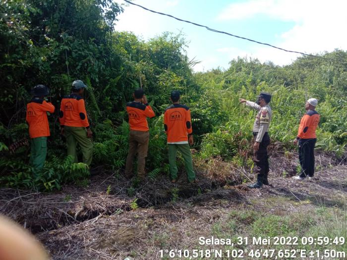 Personil Polsek Rangsang Bersama MPA Lakukan Patroli dan Cek Alat Pemadam Karhutla