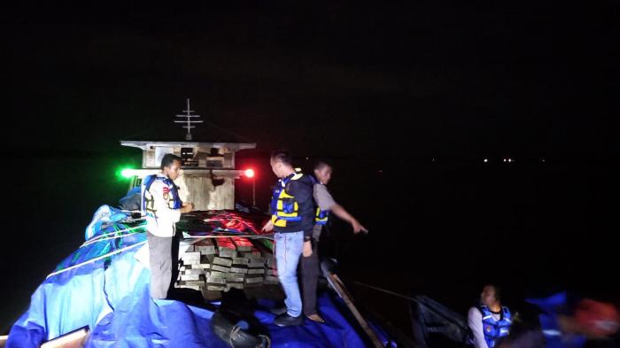 Satpolairud Polres Meranti Tangkap Kapal Motor Tanpa Nama Bermuatan 25 Kubik Kayu Ilegal Logging