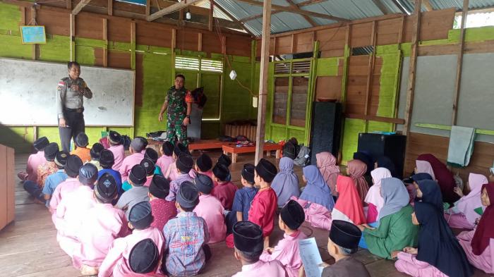 Berbakti Secara Sukarela di Pulau Terluar, Bhabinkamtibmas Ini Ikut Ajarkan Siswa Madrasah Bahasa Indonesia dan Inggris