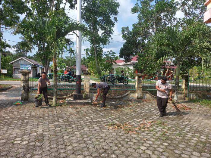 Sambut Hari Bhayangkara, Polsek Tebingtinggi Barat Gelar Baksos Bersih-bersih Masjid
