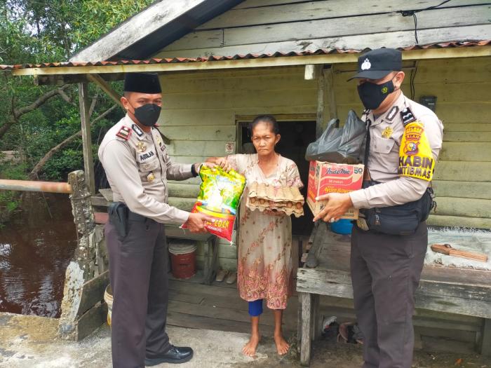 Sambut Hari Bhayangkara ke-76, Polsek Merbau Salurkan Bansos 