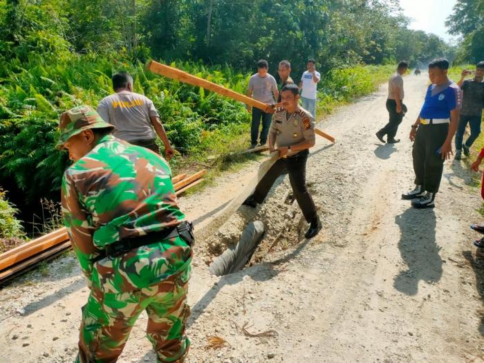 Gelorakan Semangat Gotong-royong, Polsek dan Pemcam Rangsang Barat Perbaiki Gorong-gorong 