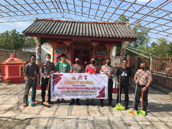 Polsek Tebing Tinggi Barat Baksos Bersih-bersih Vihara