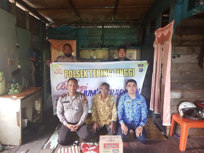 Jumat Barokah, Polsek Tebingtinggi Bantu Warga Kurang Mampu di Selatpanjang Barat