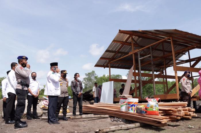 Polres Meranti Bantu Warga Terkena Musibah Angin Puting Beliung