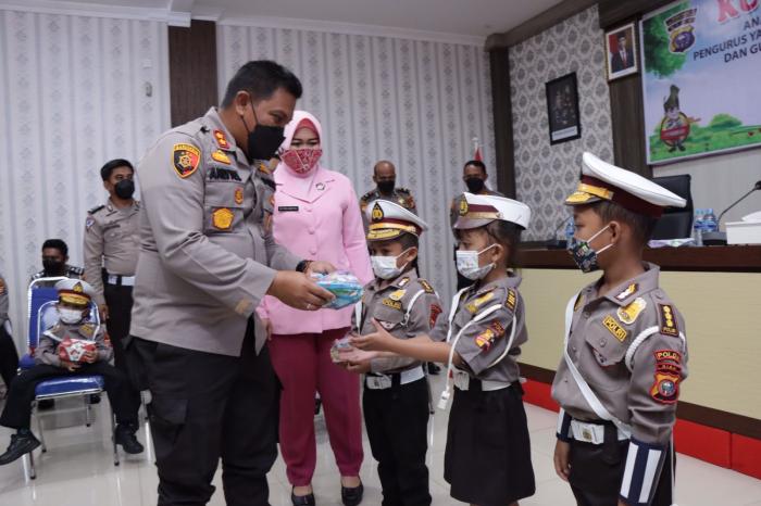 Kunjungan Edukatif TK Kemala ke Polres, AKBP Andi Yul Perkenalkan Polisi sebagai Sahabat bagi Anak-anak
