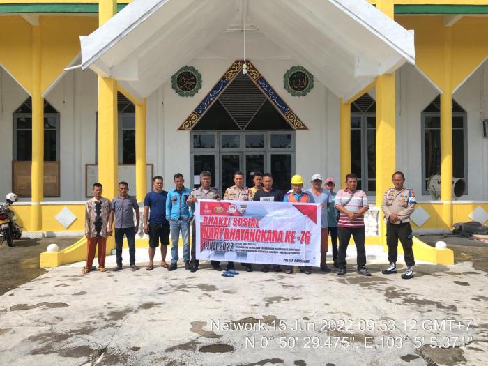 Sambut Hari Bhayangkara, Polsek Rangsang Gotong-royong Bersihkan 5 Rumah Ibadah