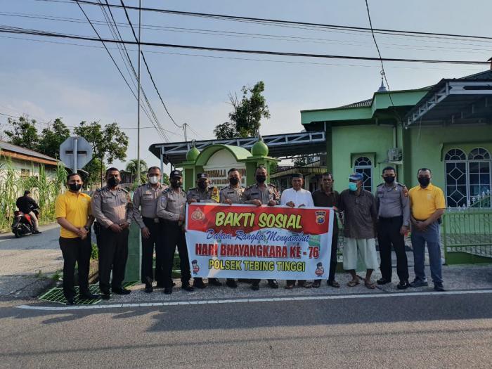 Baksos Sambut Hari Bhayangkara ke-76, Kapolsek Tebingtinggi dan Personil Goro Bersihkan Mushola
