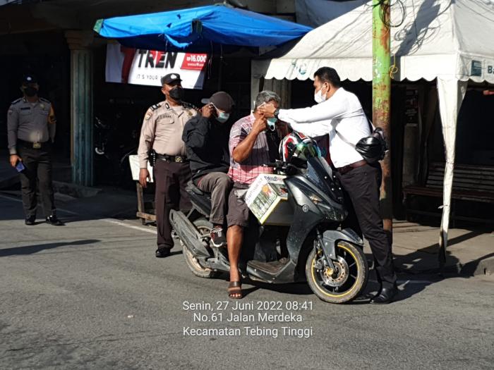 Edukasi Masyarakat Pola Hidup Sehat, Polsek Tebingtinggi Bagi-bagi Masker Gratis
