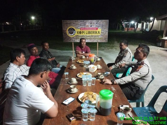 Ngopi Bareng, Polsek Rangsang Rajut Silaturahmi dengan Porter