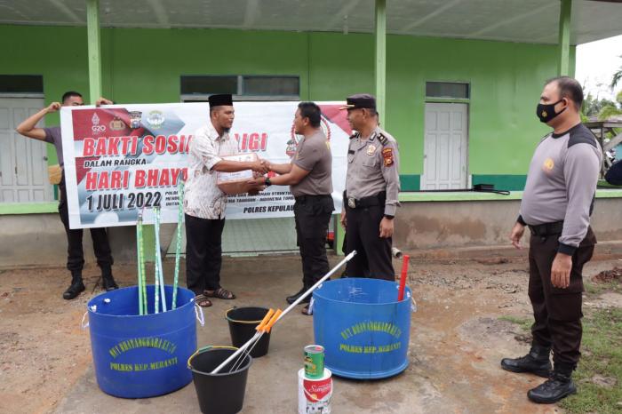 Sambut Hari Bhayangkara ke-76, Kapolres Meranti dan Personil Gelar Giat Baksos Religi