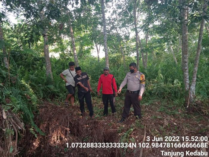Personil Polsek Rangsang Tinjau Lokasi Pembuatan Sekat Kanal dan Patroli Antisipasi Karhutla