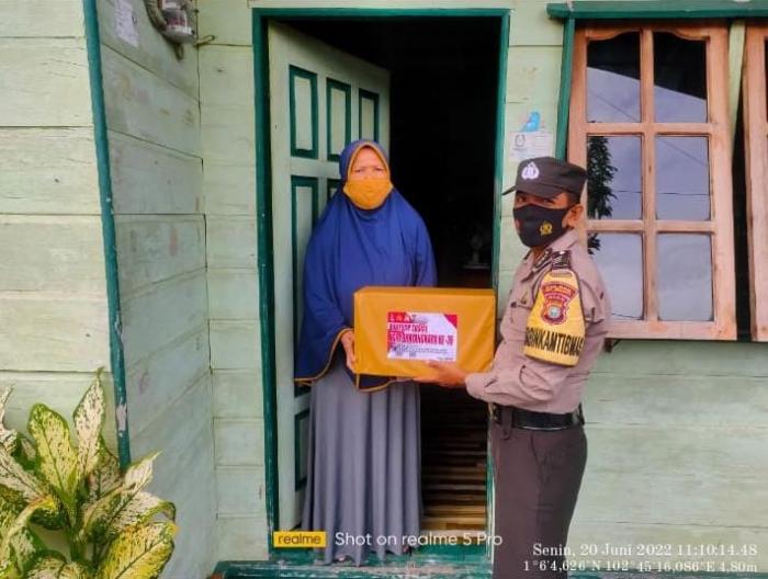 Polsek dan Bhayangkari Rangsang Salurkan Bansos kepada Belasan Warga di Dua Kecamatan