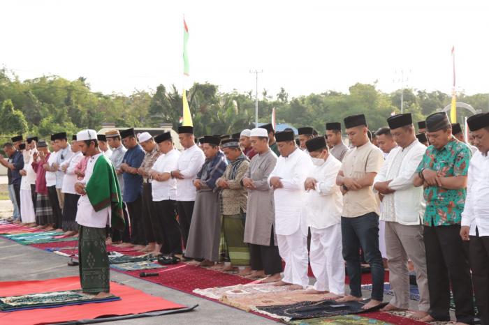 Bersama Personel, AKBP Andi Yul Salat Idul Adha di Halaman Mapolres Meranti