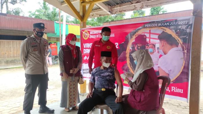 BINDA Riau Gelar Vaksinasi Door To Door di Dusun Pokobuok Kabupaten Rohul, Riau