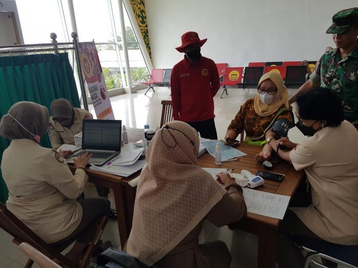 Cegah Penyebaran Covid-19, BINDA Riau Gelar Vaksinasi Covid-19 di Bandara Sultan Syarif Kasim II Kota Pekanbaru 