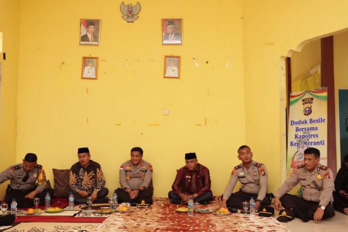 Kapolres 'Duduk Bersile' dengan Pemdes dan Tokoh Masyarakat Desa Tebun