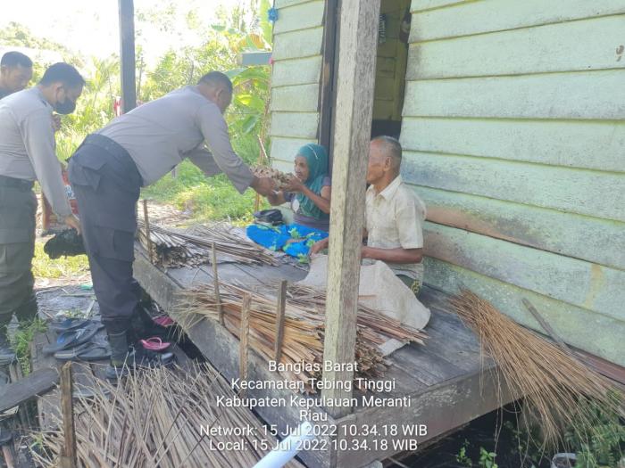 Jumat Barokah, Polsek Tebingtinggi Bantu Sembako kepada Warga Desa Banglas Barat