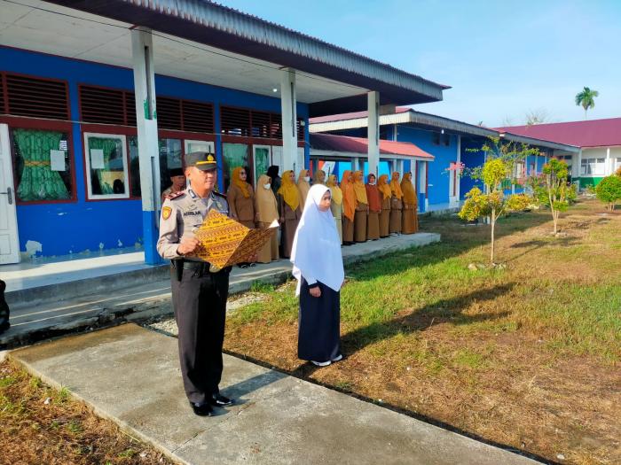 Jadi Inspektur Upacara, Kapolsek Aguslan Sampaikan Pesan Khusus kepada Siswa SMPN 1 Merbau