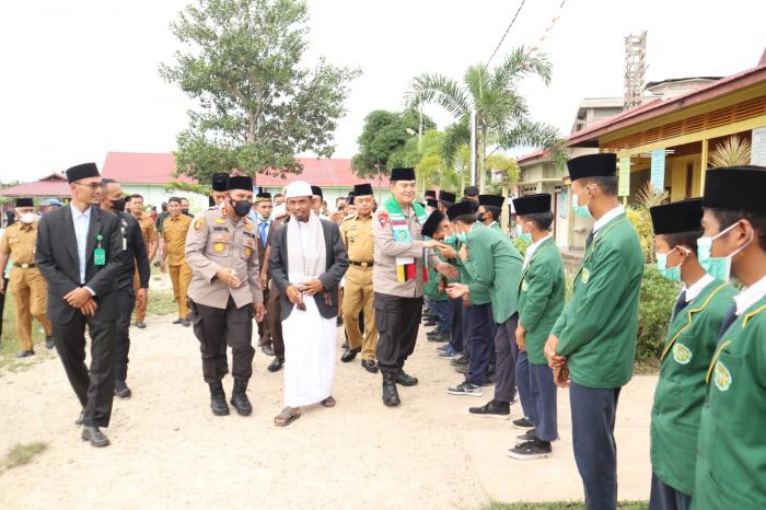Berkunjung ke Meranti, Kapolda Riau Mohammad Iqbal Sambangi Ponpes Darul Fikri