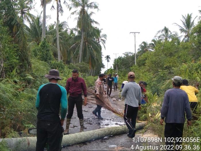 Sambut HUT RI ke-77, Polsek Rangsang dan Pemcam Rangsang Peisir Gotongroyong Perbaiki Jembatan dan Jalan