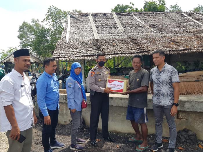 Gandeng Diskan Meranti, Polres Salurkan Bansos Sembako Terhadap Nelayan