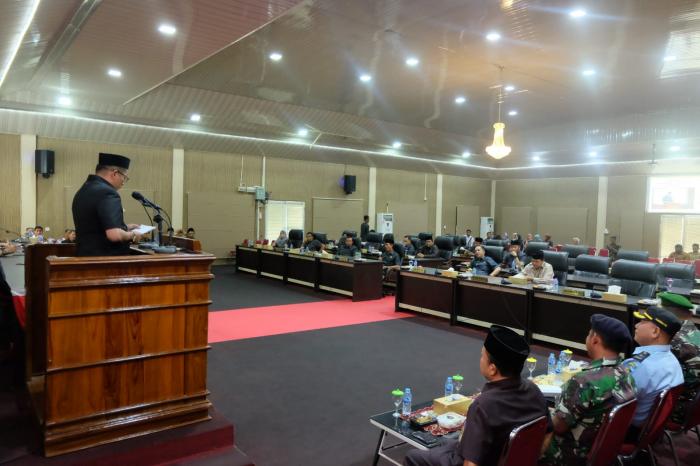 Bupati Meranti Berikan Jawaban Atas Pandangan 8 Fraksi di DPRD
