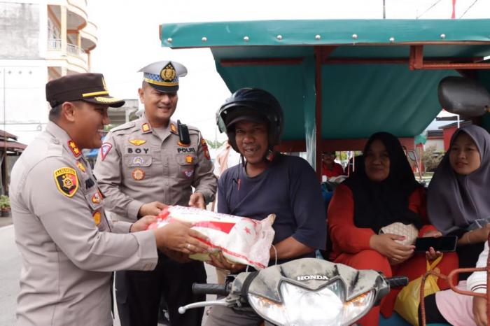 Bantu Pengemudi Becak Motor, Polres Meranti Salurkan Bansos Sembako