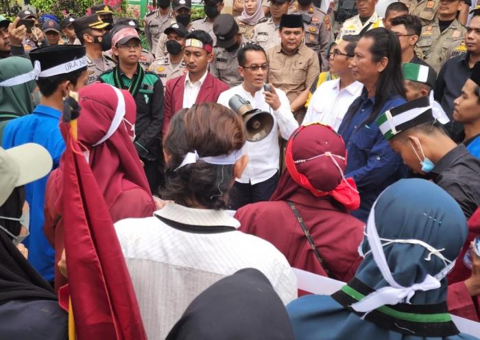 Ketua DPRD Temui Massa Unjuk Rasa Tolak Kenaikan Harga BBM