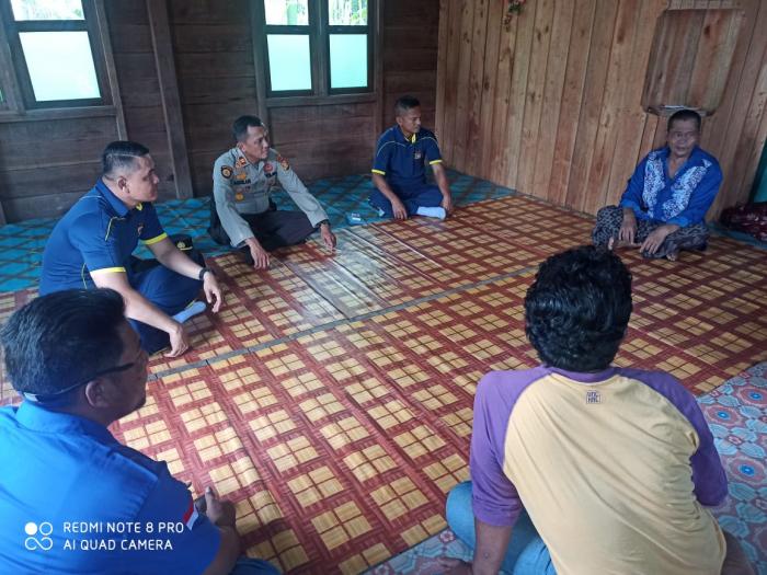 Polsek Merbau Bantu Warga Penderita OMK di Desa Anak Kamal