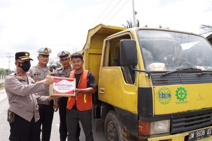 Polres Meranti dan Polsek Jajaran Bagikan Ratusan Paket Bansos Sembako