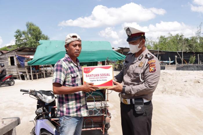 Salurkan Bansos Sembako, Kapolres Andi Yul : Ini Salah Satu Bentuk Perhatian Polri Terhadap Masyarakat