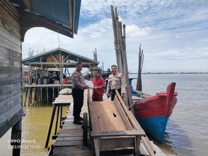 Polsek Rangsang Barat Salurkan Bansos kepada Tukang Ojek dan Buruh Pelabuhan