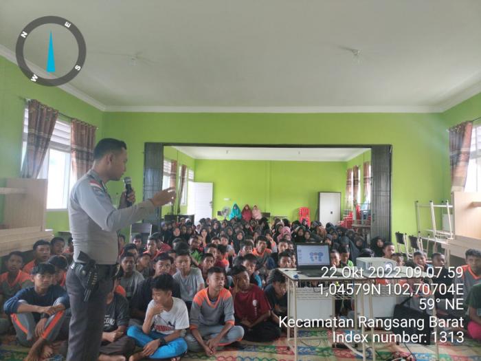 Polsek Rangsang Barat Gelar Sosialisasi Bahaya Bullying dan Narkoba kepada Siswa di SMPN 1 Desa Lemang