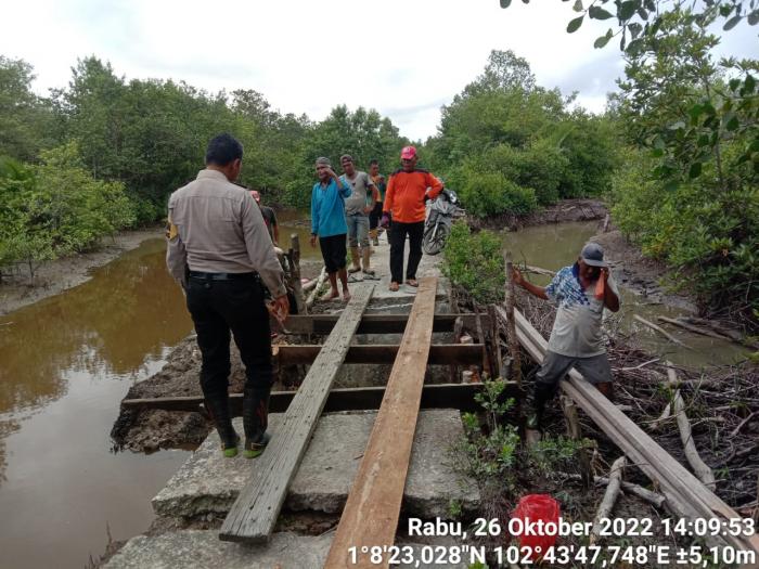 Bhabinkamtibmas Desa Kedabu Rapat Bantu Perbaiki Jembatan Rusak karena Abrasi