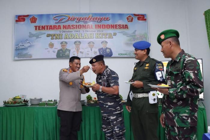 Peringati HUT TNI Ke-77, Kapolres Beri Kejutan ke Danramil 02 Tebingtinggi dan Danposal Selatpanjang