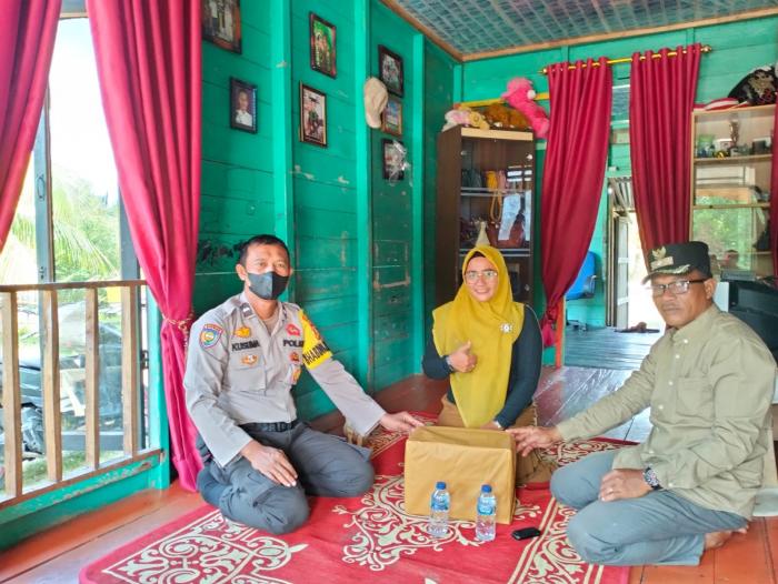 Peduli Nasib Guru Honorer, Polsek Tebingtinggi Bagikan Bingkisan Sembako